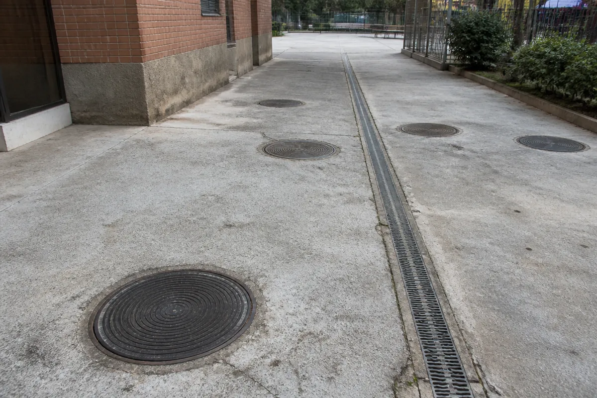 Red de arquetas y tuberías de saneamiento en un patio de Zaragoza lista para limpieza