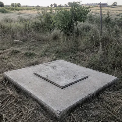 Tapa de fosa séptica en una parcela de las afueras de Zaragoza lista para vaciado