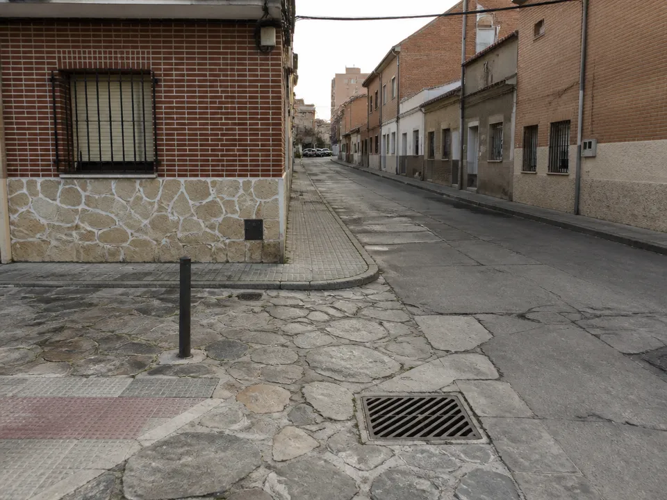 Rincón de barrio en Zaragoza con acera y imbornal, ejemplo de la zona de cobertura local